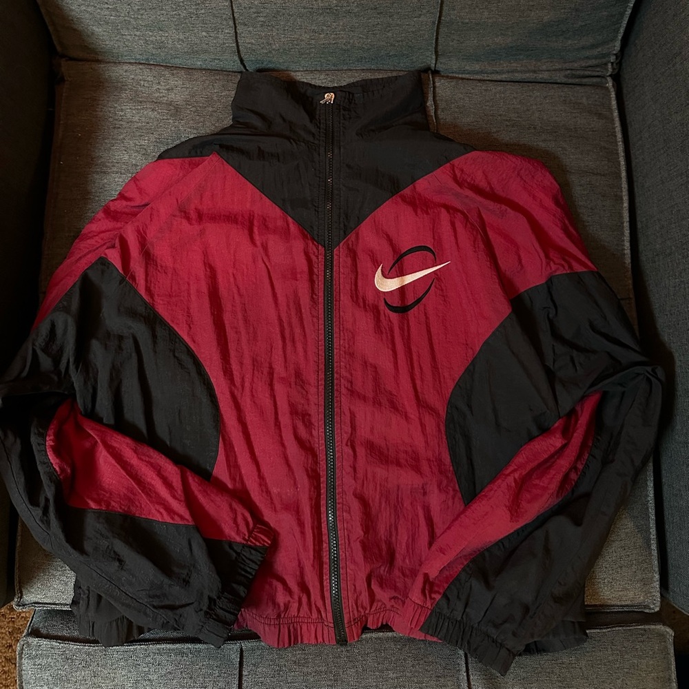 Rare 90s Nike windbreaker in a burgundy & black color block design.